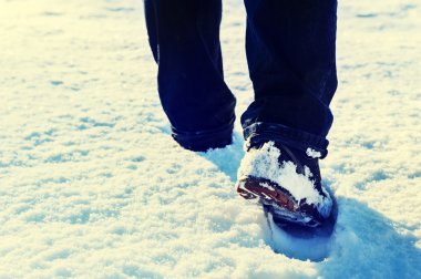 Karda yürüyüş yapan adam kırsal alanda