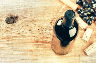 Şişe şarap, üzüm ve mantarlar ile ayarlama