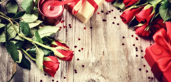 Ajuste de San Valentín con ramo de rosas rojas —  Fotos de Stock