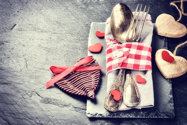 Erster Valentinstisch mit dekorativen Herzen — Stockfoto