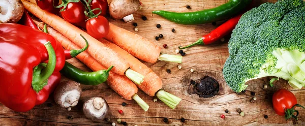 Kochen mit frischem Bio-Gemüse — Stockfoto