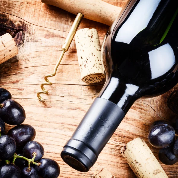 Fassung mit einer Flasche Wein, Trauben und Korken — Stockfoto