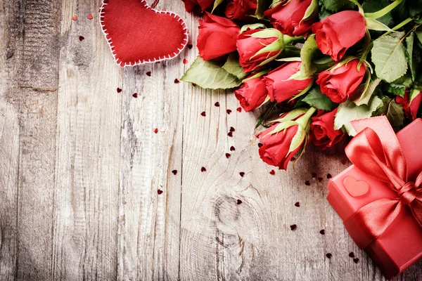 Ramo de rosas rojas con corazón decorativo — Foto de Stock