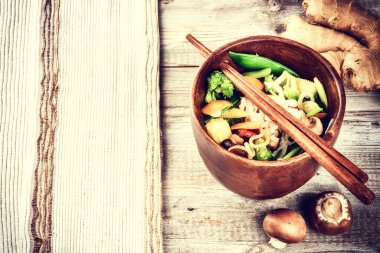 Tavada kızartılmış sebzeler ile Asya erişte