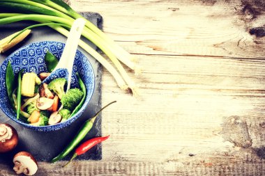 Asya tavada kızartılmış sebzeler