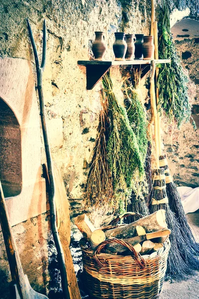 Viejo horno y cesta de mimbre — Foto de Stock
