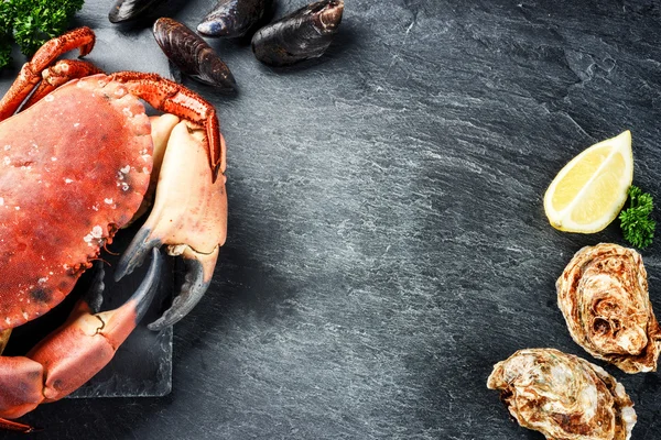 Gestoomde Krab en verse oesters — Stockfoto