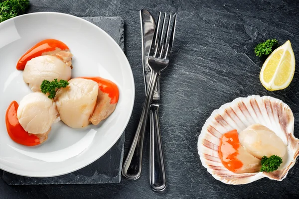 Jakobsmuscheln in Meeresfrüchten Dinner-Konzept — Stockfoto
