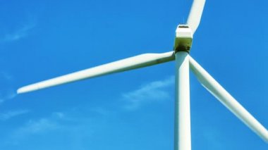Mavi gökyüzünde rüzgar türbini