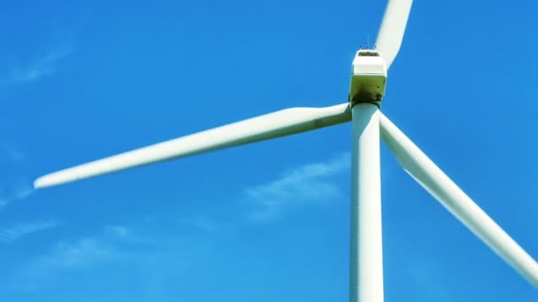 Větrná turbína nad modrou oblohou — Stock video