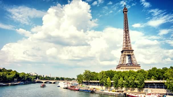 Paysage urbain avec tour Eiffel et bateaux — Video