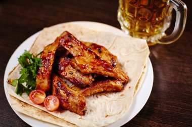 Ahşap masa üzerinde kavrulmuş Domuz kaburga plakalı