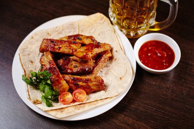 Ahşap masa üzerinde kavrulmuş Domuz kaburga plakalı