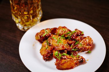 tavuk kanadı üzerinde beyaz tabak