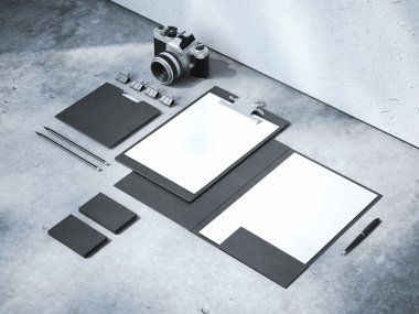 Mockup bir beton zemin üzerinde marka siyah