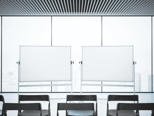 Sala de conferencias con dos pizarras blancas en blanco. renderizado 3d — Foto de Stock