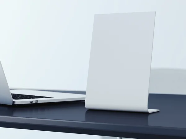 Banner em branco na mesa do escritório. Renderização 3d — Fotografia de Stock