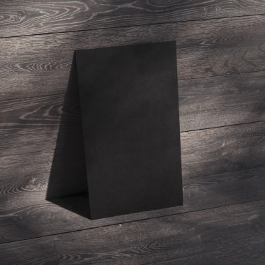 Siyah kartvizit karanlık yerde. 3D render