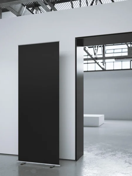 Zwarte oprollen banner in moderne galerie. 3D-rendering — Stockfoto