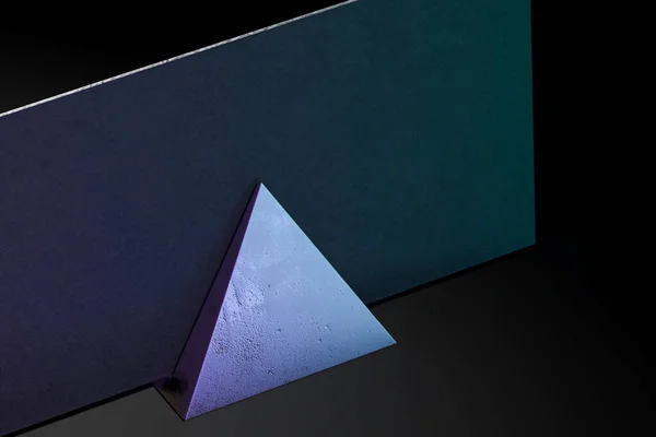 Black Blank visitkort med trekantig hållare på svart bakgrund. Tomma utrymmen. Uppfattat utrymme. 3d-konvertering — Stockfoto