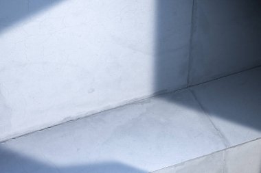 Satış ve ürün sunumu için beyaz taş raf. Somut gösteri ışıkla aydınlatıldı. 3d oluşturma