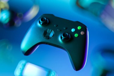 Yeni neslin video oyunları. Şık kablosuz Joystick, Oyun Alanı Kontrolörü. Çok Renkli Arkaplanda Video Oyun Konsolu. 3d oluşturma