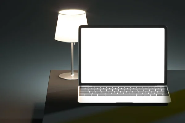 Schwarzer Laptop mit großem weißen Bildschirm am Schreibtisch in der Nähe der Lampe. Kopierraum. Leerer Raum. 3D-Darstellung. — Stockfoto