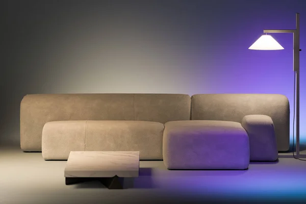 Gaya minimalisme. Beige mendesain sofa yang nyaman di dekat lampu lantai bergaya yang memancarkan cahaya ungu. Rendering 3d — Stok Foto