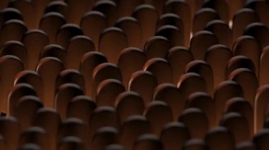 Birçok çikolatalı dondurma belirli bir kalıpta uzayda döner..