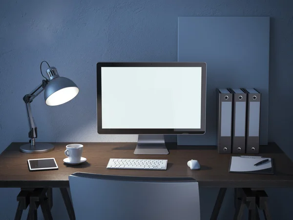 Lugar de trabajo con monitor de ordenador por la noche — Foto de Stock