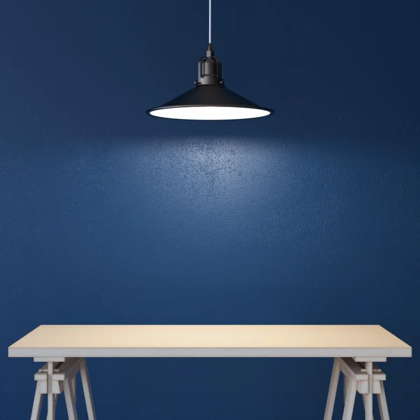 Tabell och lampa blå vägg — Stockfoto