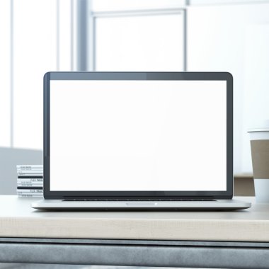 Laptop ahşap masada.