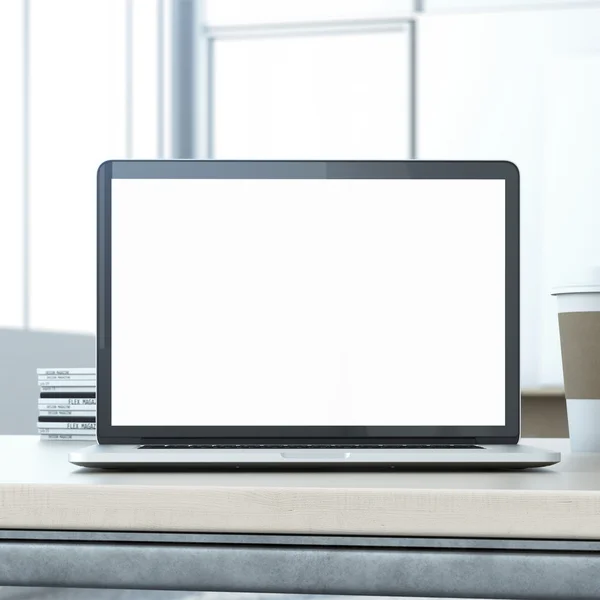 Laptop ahşap masada.