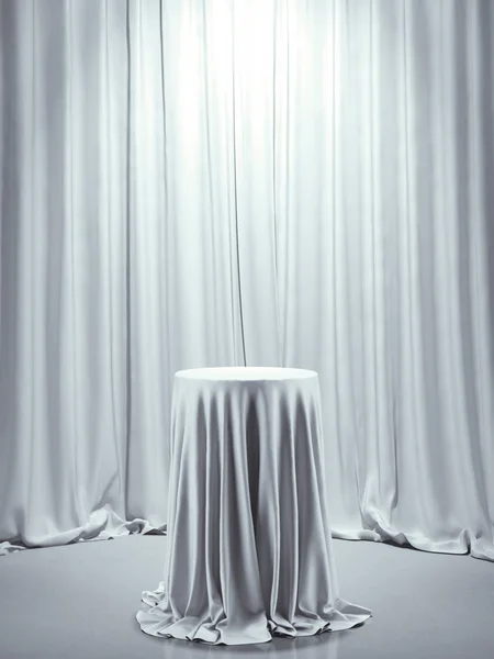 Tisch mit weißem Tuch bedeckt — Stockfoto