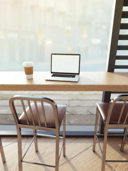 Laptop på café bord — Stockfoto