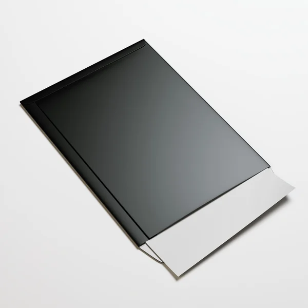 Черный конверт с чистым листом — стоковое фото