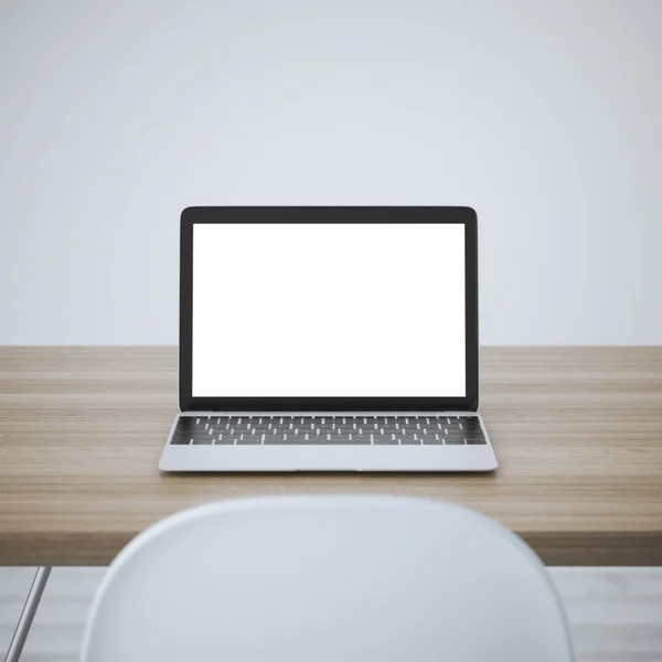 Laptop mit leerem Bildschirm auf dem Tisch. 3D-Darstellung — Stockfoto