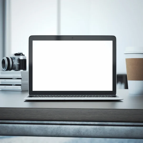 Laptop op de houten tafel. 3D-rendering — Stockfoto