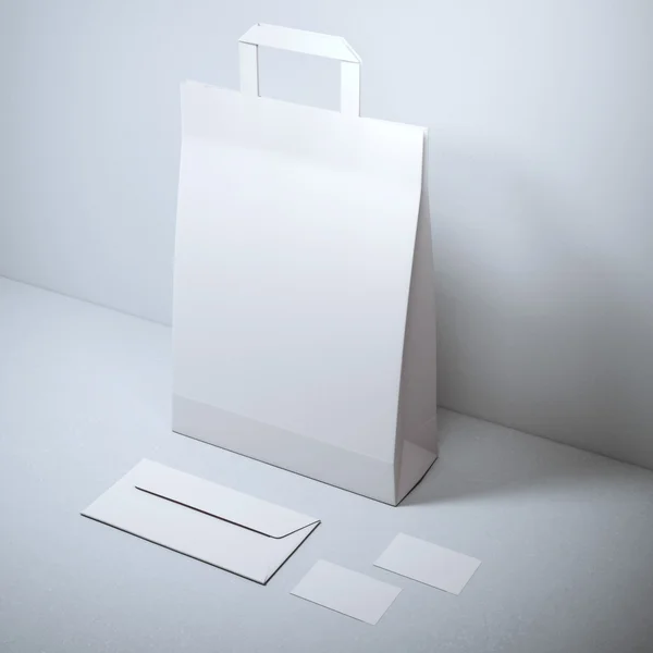 Papelaria em branco com saco de papel — Fotografia de Stock