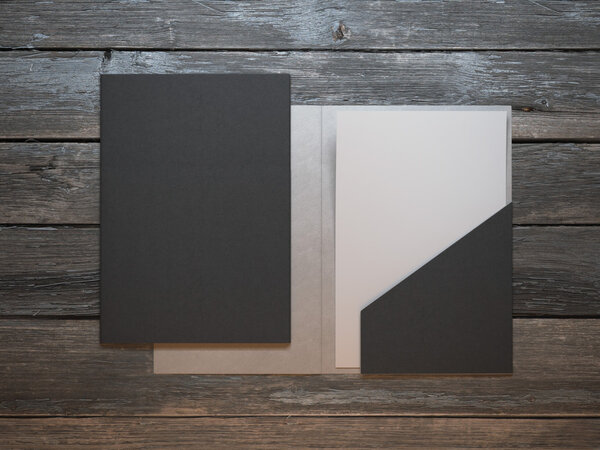 Современный каталог на деревянном столе
