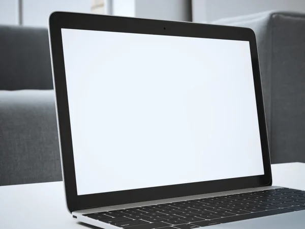 Notebook s prázdnou obrazovkou na stole — Stock fotografie