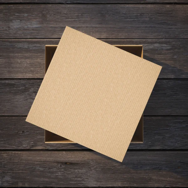 Картонна коробка з шапочкою — стокове фото