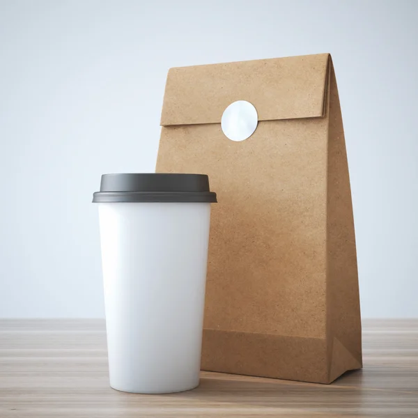 Copa de café y bolsa de papel Imagen de archivo