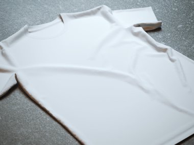 Beton zemin üzerine beyaz t-shirt