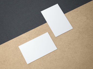 Kraft kağıt üzerinde iki kartvizit 