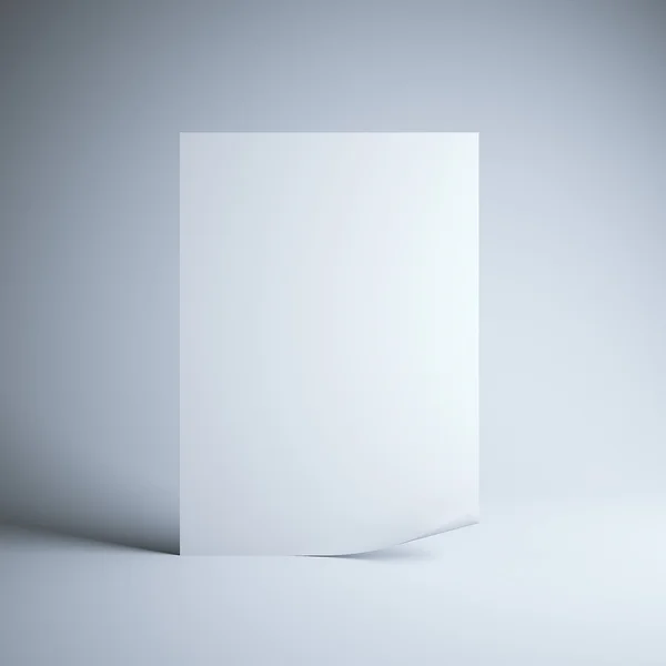 Feuille de papier pliée en studio blanc — Photo