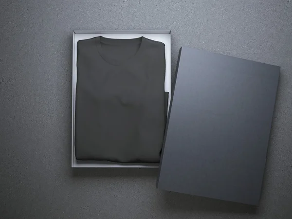 Черная футболка в красивой картонной упаковке — стоковое фото