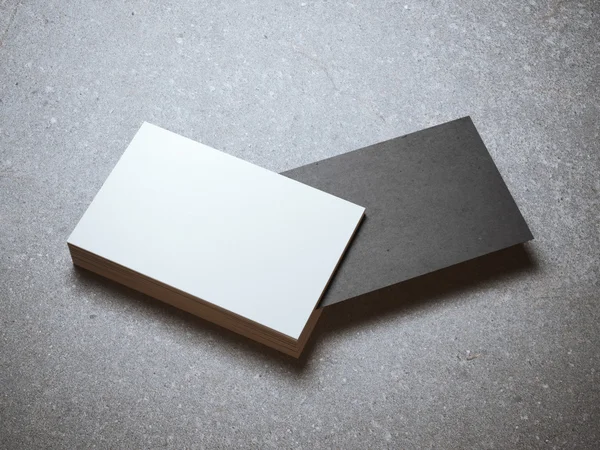 Stapel witte visitekaartjes met één zwarte — Stockfoto
