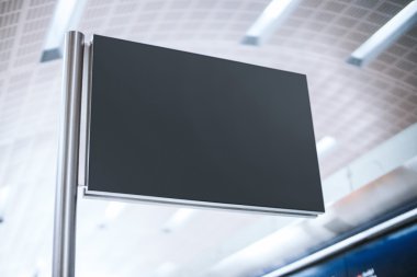 Metal yazı üzerine siyah tabela