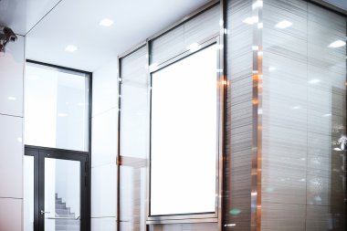 Modern ofis binası üzerinde boş billboard